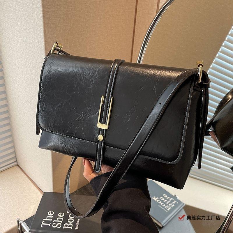This year, popular small bags are women's new niche one-shoulder underarm bags, high-end texture commuter retro messenger bags.