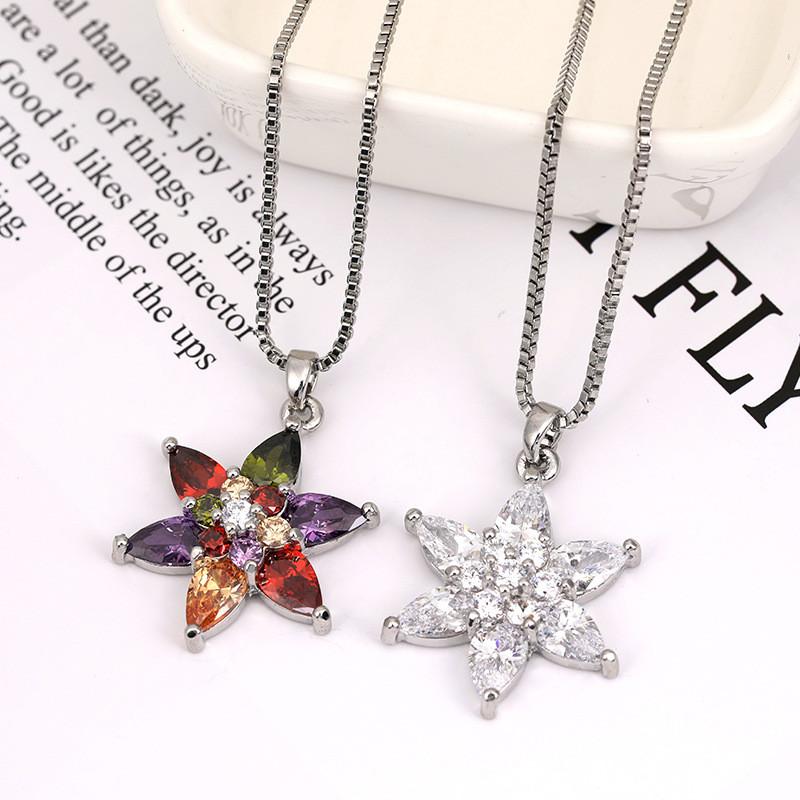 Elegant Floral Design Short Necklace With Zircon Flower Charm For Women
