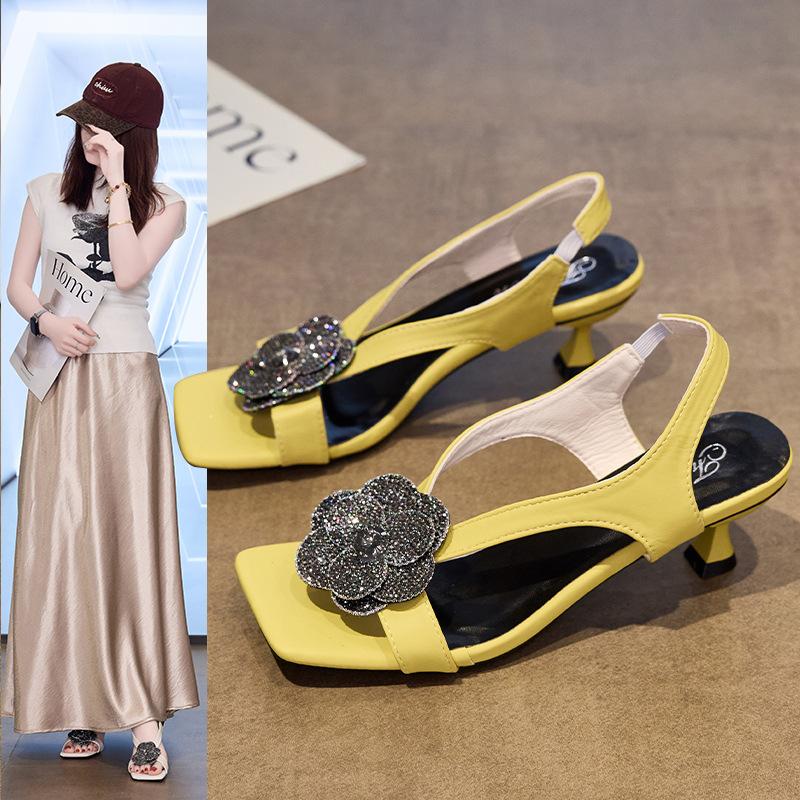 

Босоножки на одной педали, женские летние новые, с маленьким цветком из стразов, с открытым носком, прохладные шлепанцы 35 жёлтый