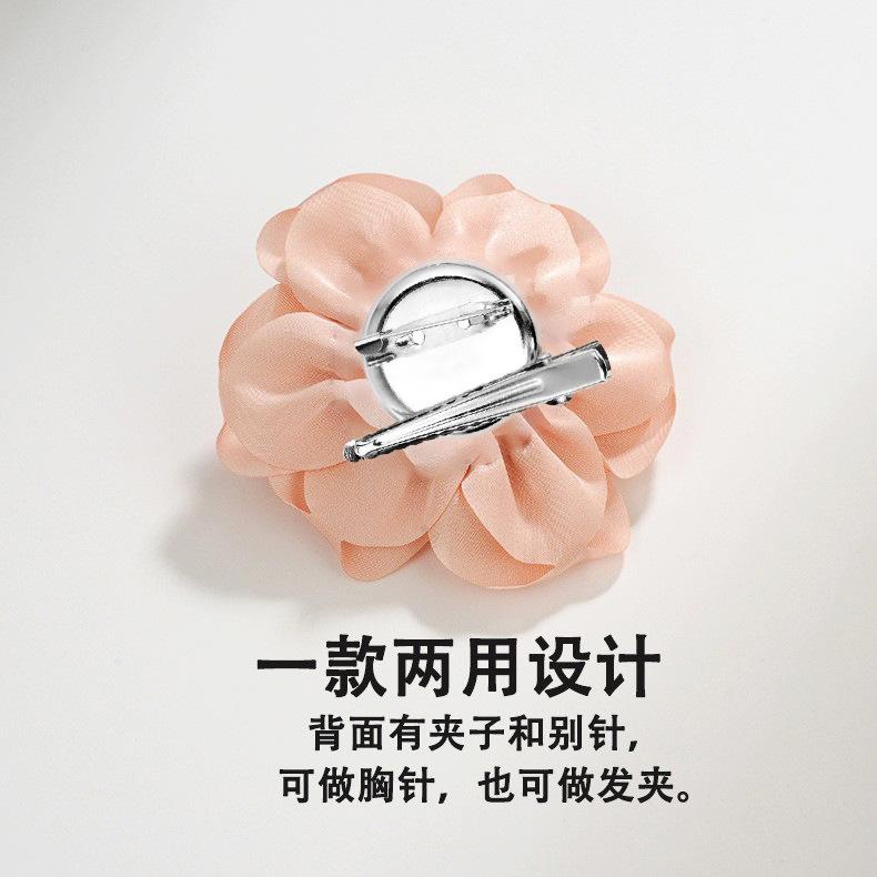 Temperament Seidengarn Blumenbrosche High-End Weibliche Persönlichkeit Nische Designgefühl Stoffkunst Anti-Licht-Nadel mit Schmuck