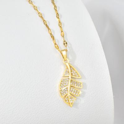 Die gleiche Kette mit goldenen Zweigen und Jadepfeilern ist feminin, hat ein schlichtes Temperament und ist mit Zirkonen besetzt.