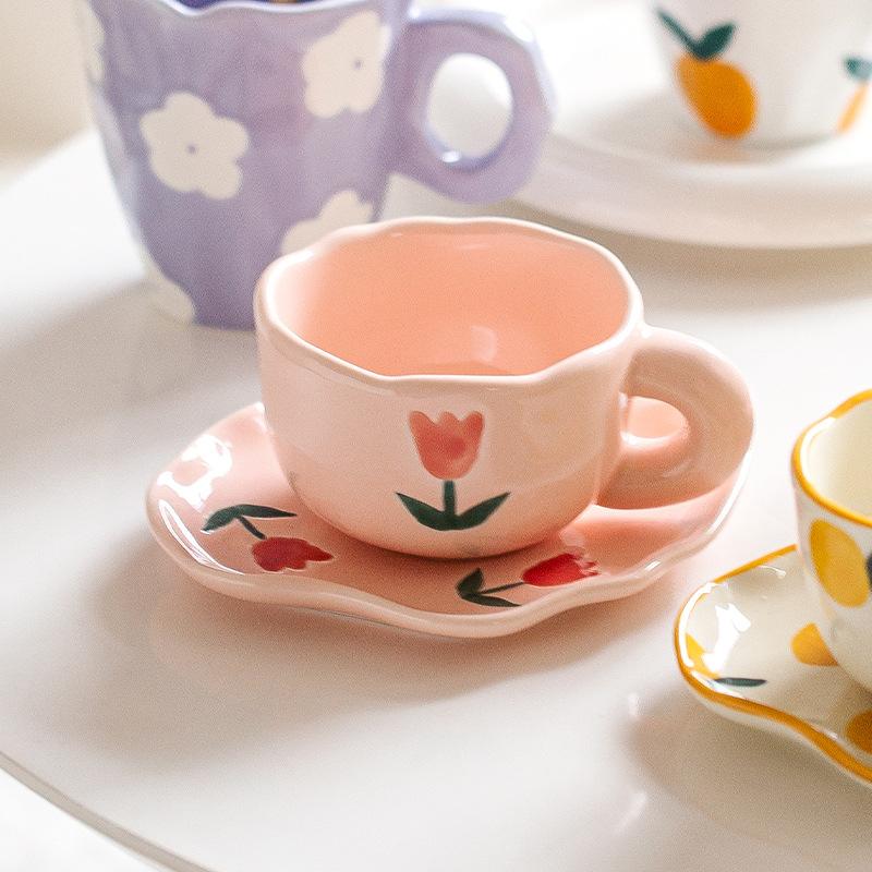 Malý svěží růžový tulipánový kávový šálek a podšálek, dívčí hrnek na pití, odpolední čajový šálek, šálek na latte jako suvenýr