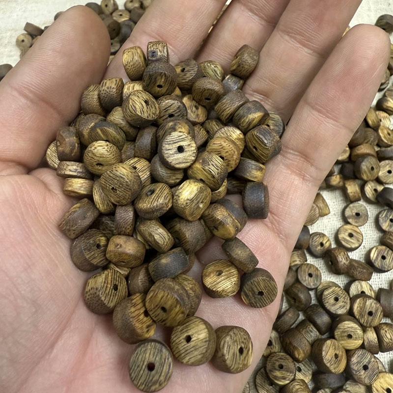 Náramek z přírodních korálků z agarového dřeva — Budhistická DIY pomůcka