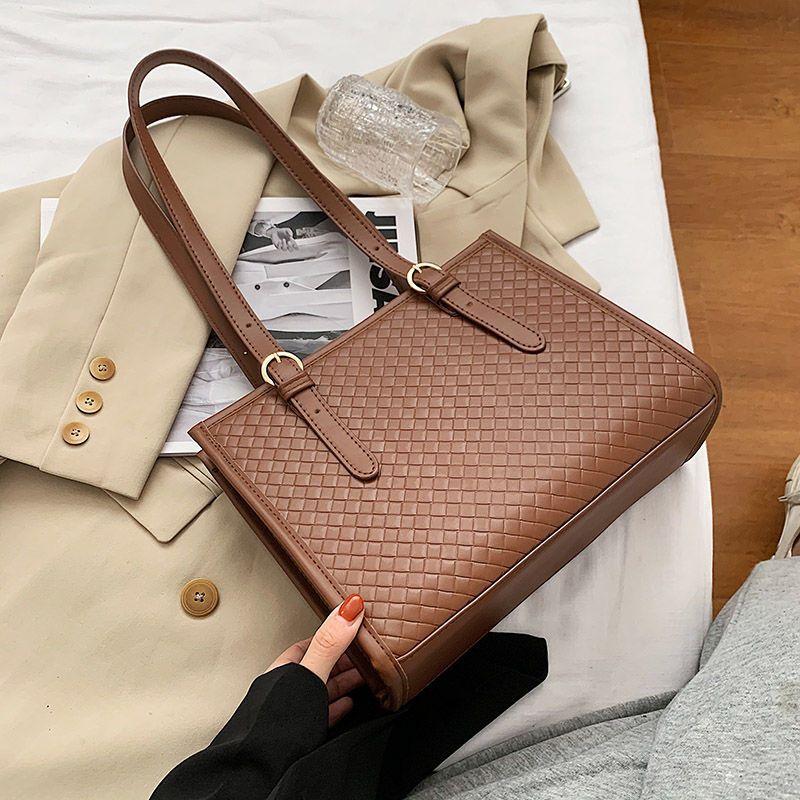 

Bag new large-capacity woven portable shoulder underarm bag practical versatile large bag portable small square bag коричневый