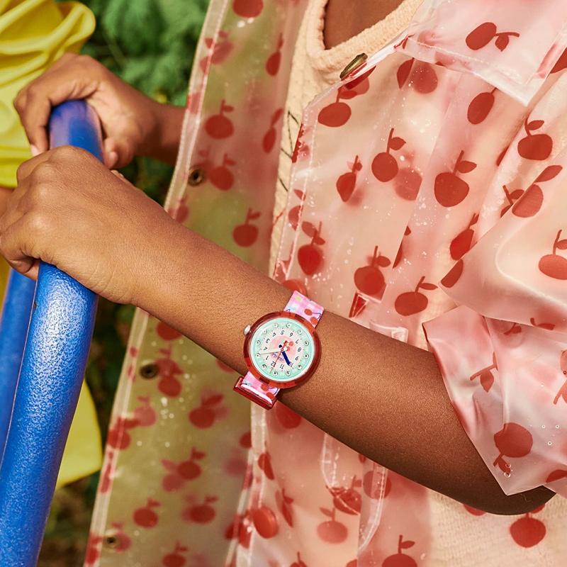 Swatch Kinder Gartenabenteuer Serie Quarzwerk Rosa Kirsche Kinder Schweizer Uhr 31,8mm Grünes Zifferblatt Kunststoffgehäuse Stoffarmband ZFPNP057