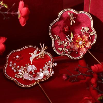 Čínský retro ventilátor pro štěstí Svatební ruční květinový ventilátor se střapci Starobylé jemné dárky s přívěsky