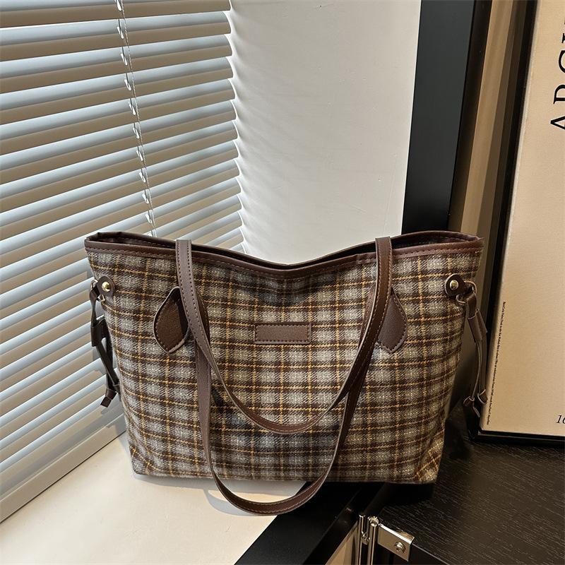 Premium sense large capacity bucket armpit bag Korean niche autumn and winter fashion shoulder bag woolen plaid tote bag