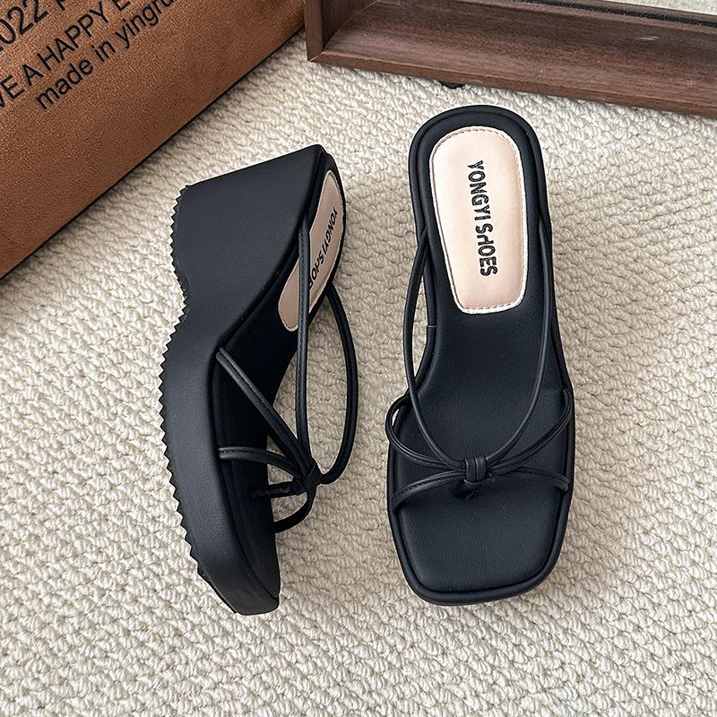 Korean Version of Lady Wind Outside Wearing Beach Cool Slippers 2025 New Summer Straps Flat Bottom with Skirt Roman Cool