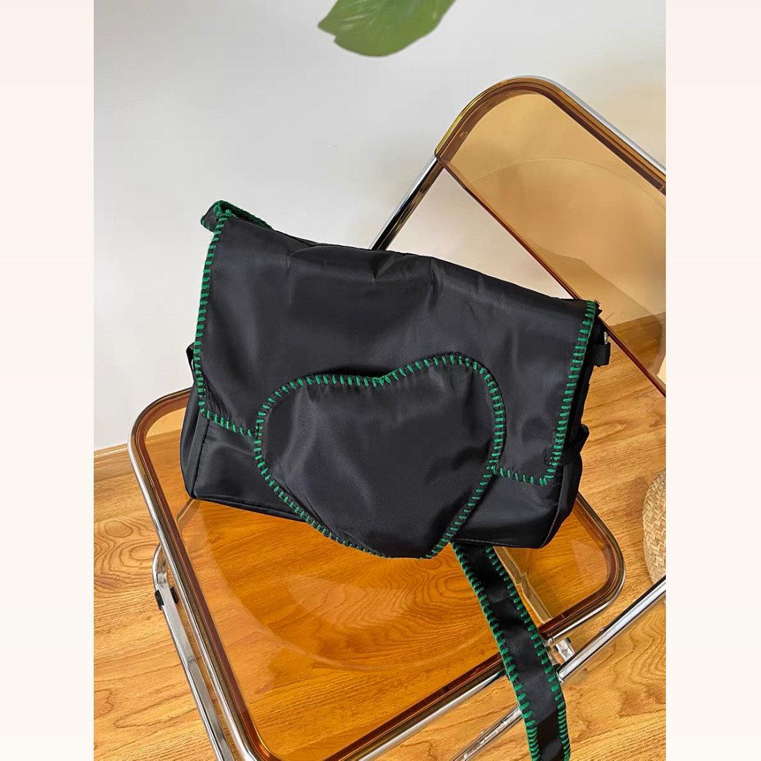 

Украшение в форме сердца, японский и корейский нишевый дизайн, сумка-мессенджер, сумка через плечо, легкая и вместительная сумка, женская. 23*34*13 чёрный