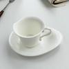 Unregelmäßige Keramiktasse und Untertasse, französische Luxus-Espressotasse, Kaffeetasse und Untertasse aus rein weißer Keramik für den Nachmittagstee