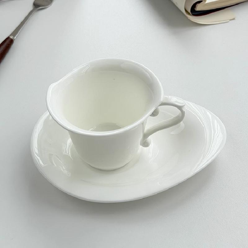 Unregelmäßige Keramiktasse und Untertasse, französische Luxus-Espressotasse, Kaffeetasse und Untertasse aus rein weißer Keramik für den Nachmittagstee