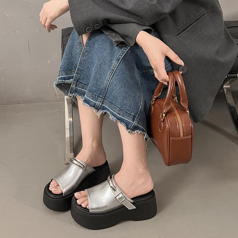 

2025 small metal outer platform slippers summer new muffin one-word drag women s fashion beach slippers 40