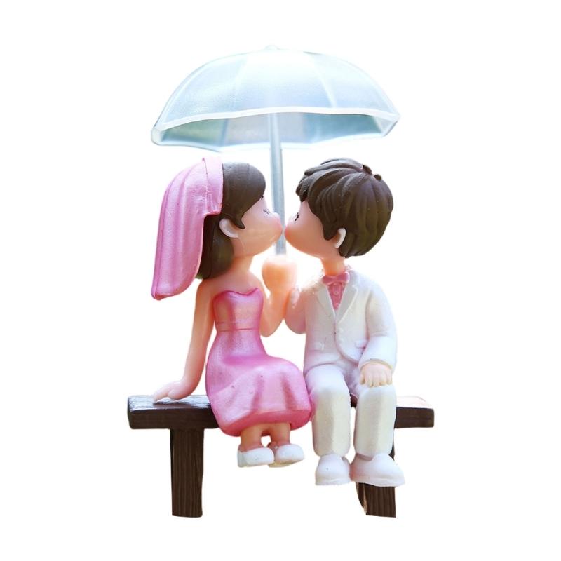 Charm Holding Umbrella Lover Statue Figurine Miniature Figure For Wedding Party and Home Shelf Display Decoration
