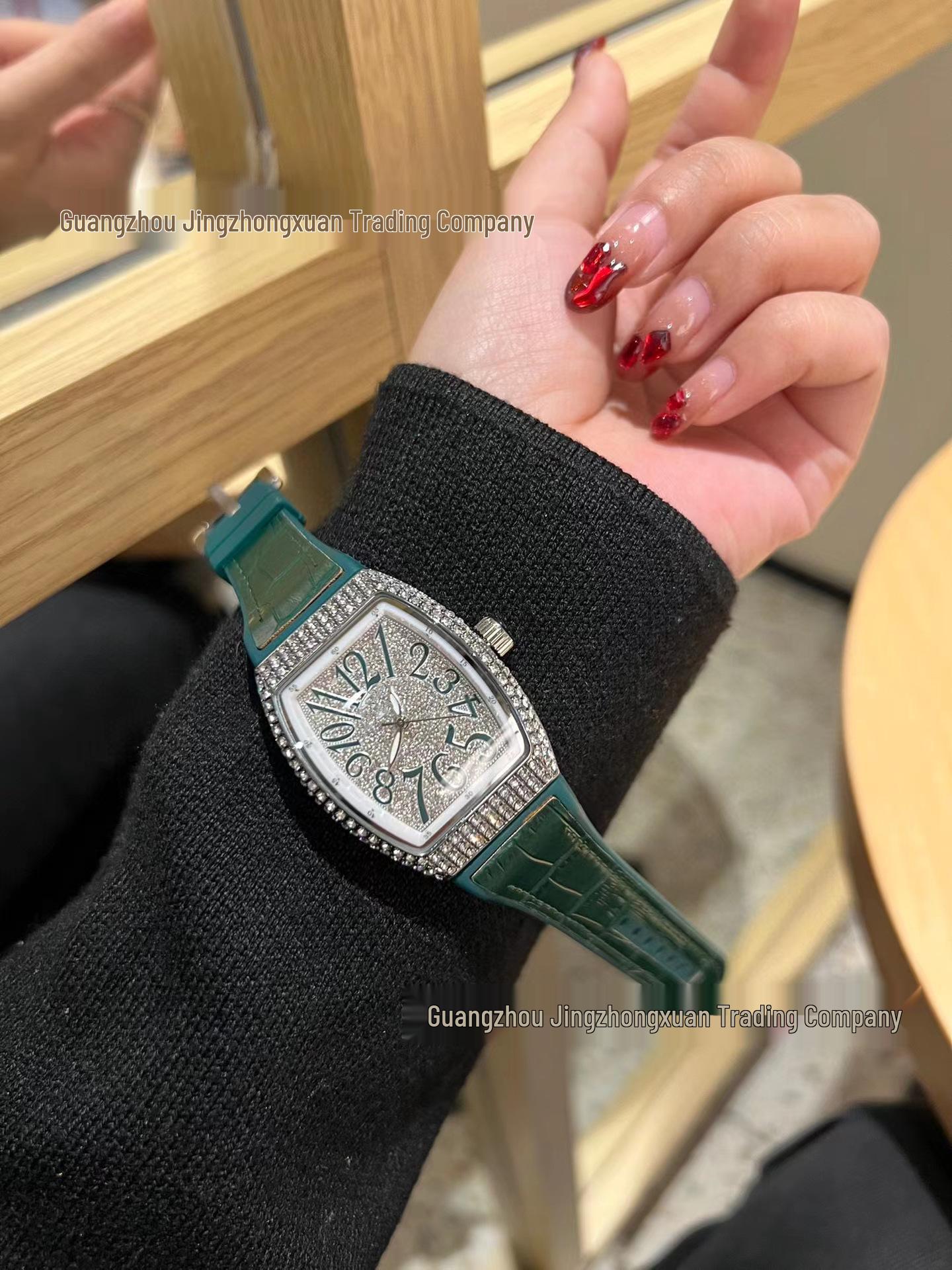 

Женские кварцевые часы Richard Home бочкообразной формы с кожаным ремешком и бриллиантовым циферблатом. зелёный