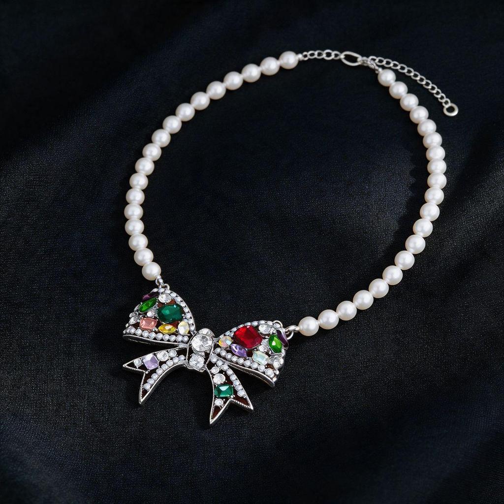 Vintage Pearl Bow Pendant Necklace - Retro, Exquisite, and Versatile Fashion Accessory.