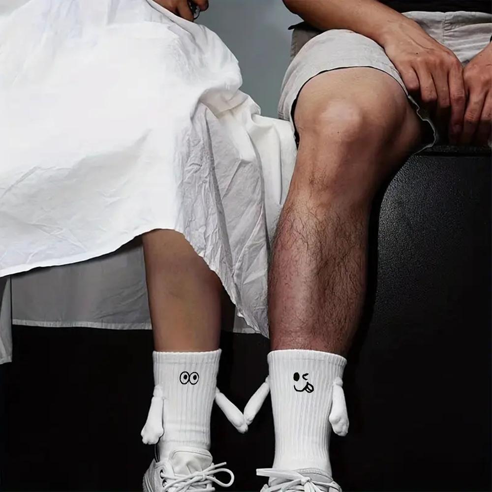 1 Paar Damen-Socken in mittlerer Länge mit niedlichem, lustigem Motiv und Magnetverschluss – interaktive Socken für Eltern-Kind-Beziehungen, Liebende und Freunde
