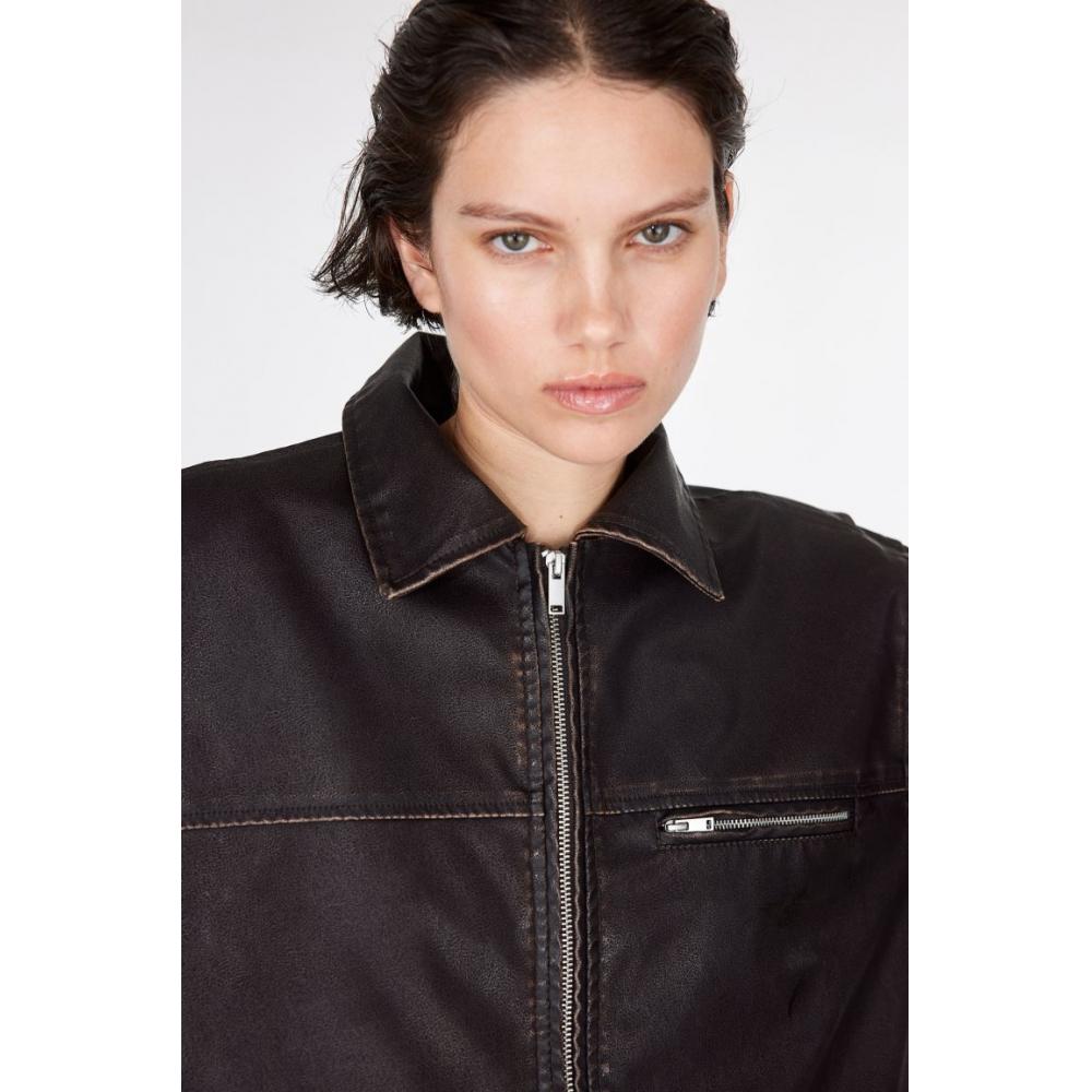 

Куртка с покрытием HM Distressed Look темно-коричневого цвета