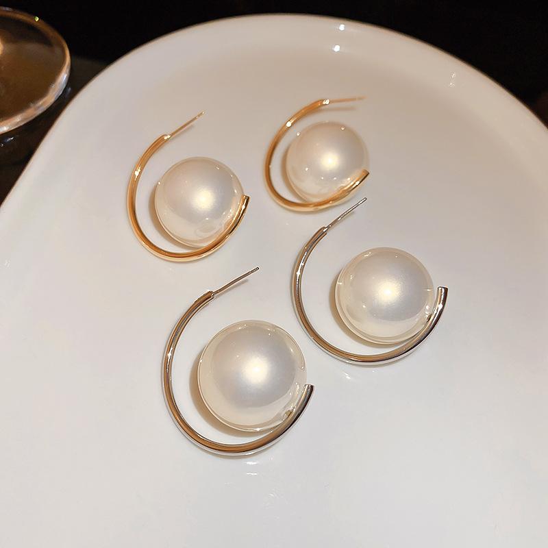 Fashion imitation pearl C-shaped silver needle earrings Personality temperament Commuter geometric earrings