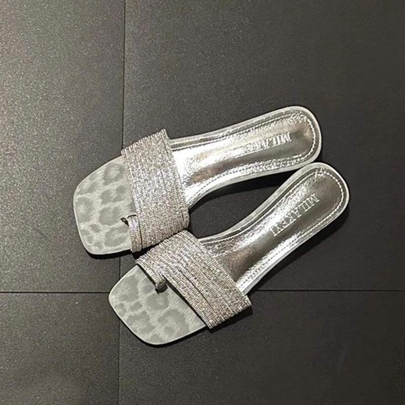 

Rhinestone temperament premium versatile square head one-word slippers women s summer 2025 new casual simple retro sandals 35 серебряный