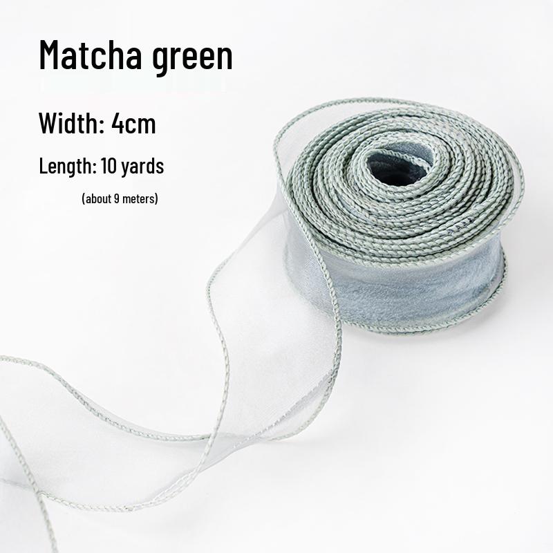 Minimalistischer Tulpen-Kuchenaufsatz mit frischen Blumen und Band für den Muttertag oder Geburtstag