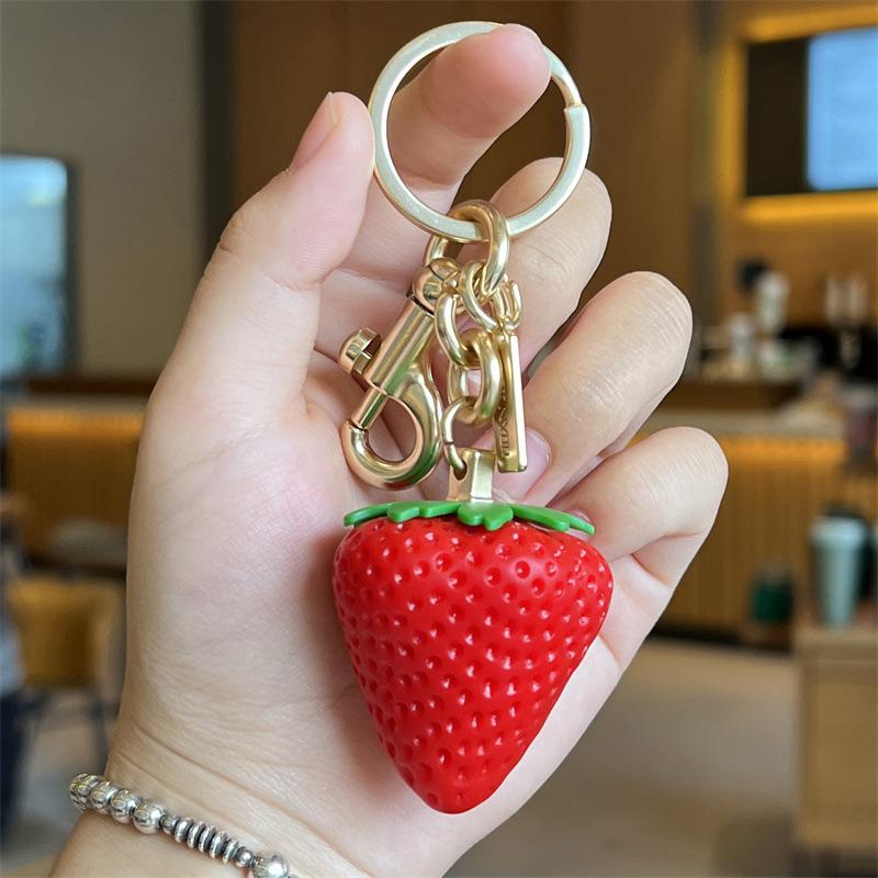 

Смола Клубника Брелок Подвеска для сумки, Женский аксессуар для сумки, Изысканная подвеска-брелок для автомобиля A2