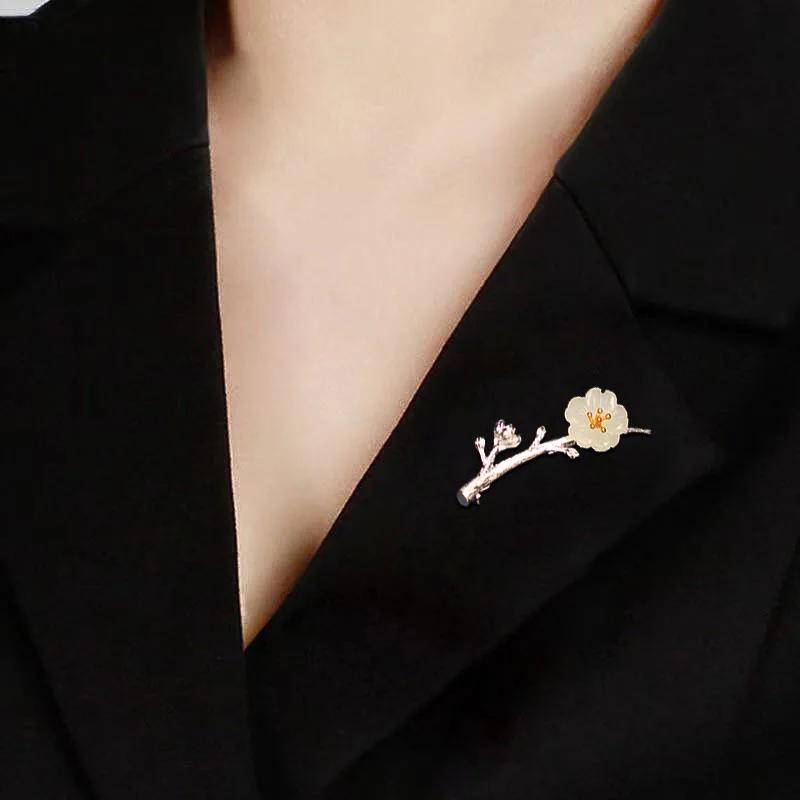 Vintage Court Style Pink Crystal Plum Bloom Pin   Natural Hetian Jasper Broches For Women Light Luxury Classic Jewelry
