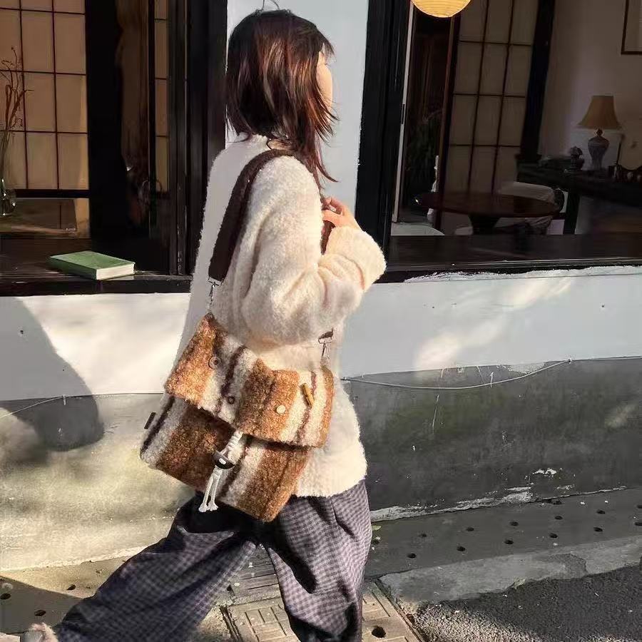 

Retro Stripe Woolen Shoulder Bag Women Harajuku Button Large Capacity Messenger Bag Ladies Casual Versatile Daily Crossbody Bags 32x35x7cm светло-коричневого