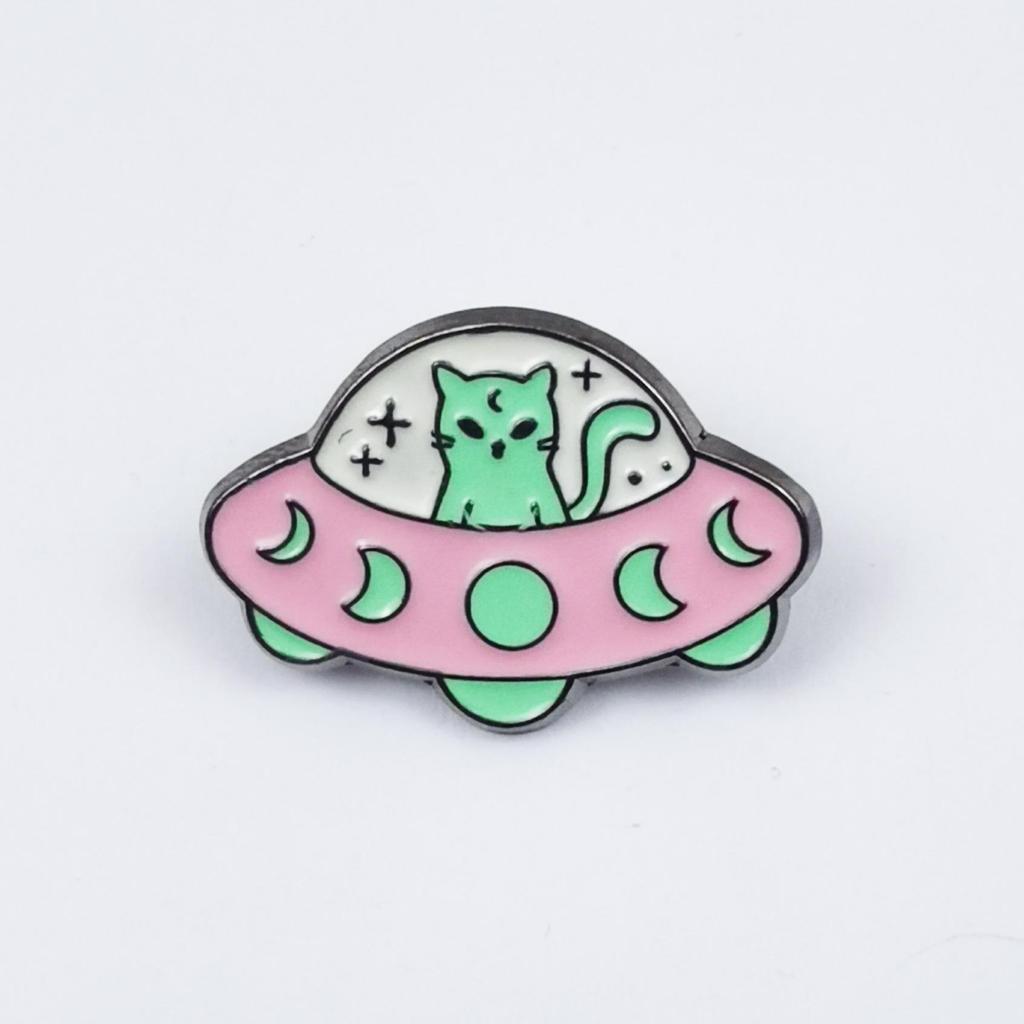 Creative Alien Cat Spaceship Brooch: Cute Outer Space Alloy Badge for Clothes and Bags.