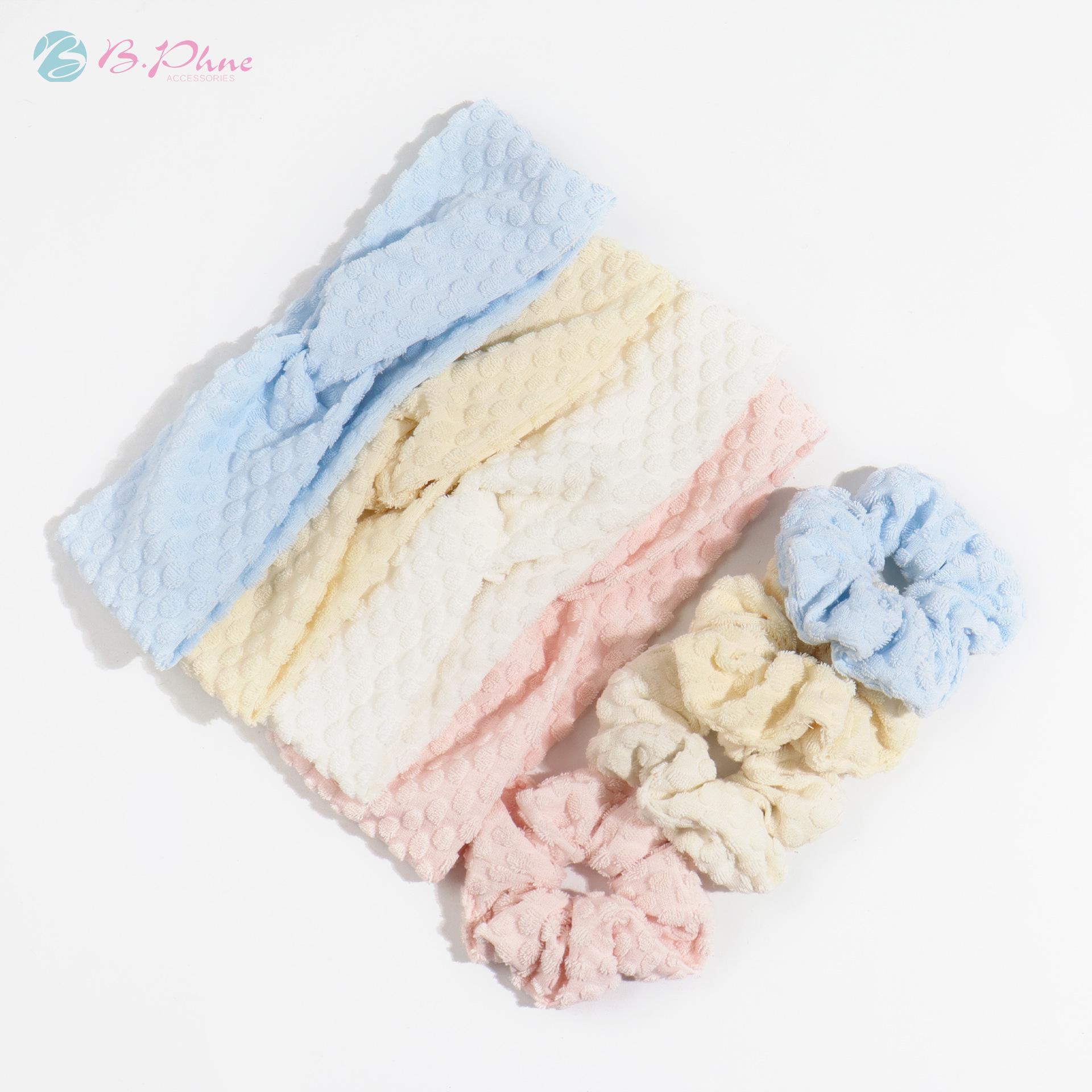 

Winter Criss-Cross Headband & Terry Cloth Hair Scrunchies Set светло-желтого