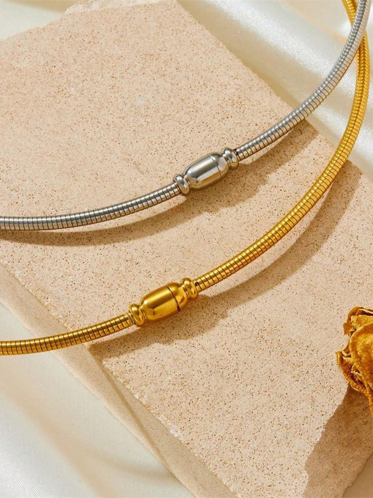 1 Pc Minimalist Stainless Steel Elastic Hollow Heart Pendant Choker Necklace With Gift Box, Suitable For Daily Wear