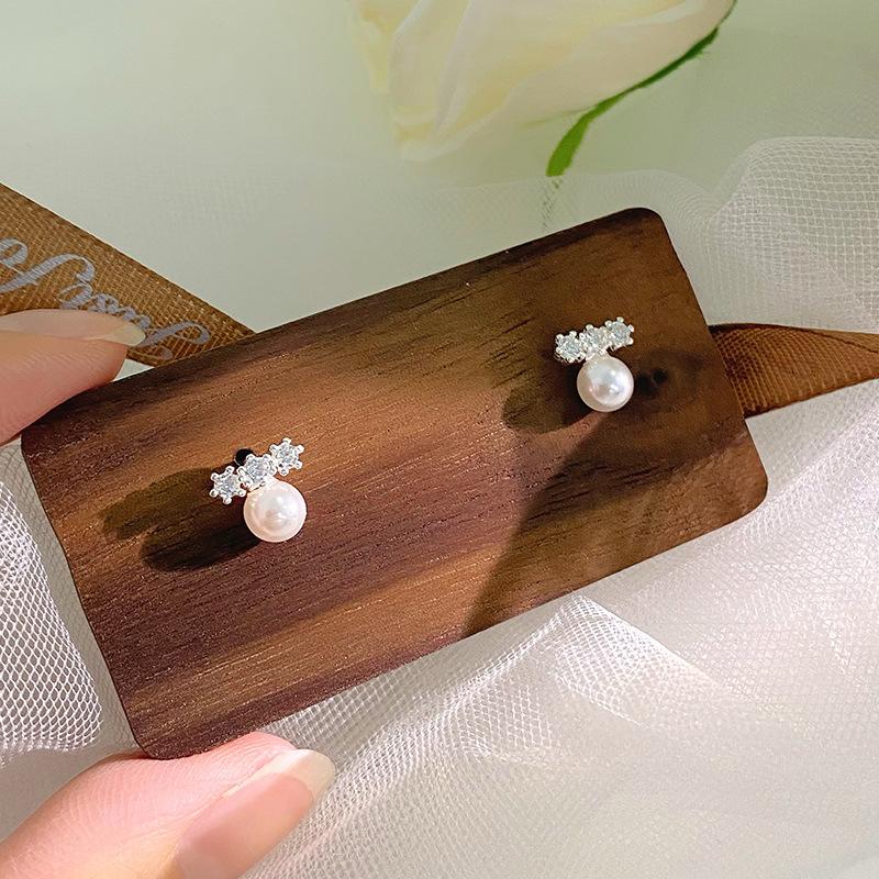 Exquisite Einbuchstaben-Süßwasserperlen-Ohrringe für Damen mit Nischendesign Leichter Luxus High-End-Ohrringe