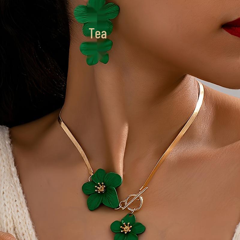 Fashionable Alloy Flower Pendant Necklace & Earring Set - Elegant & Versatile Women's Jewelry