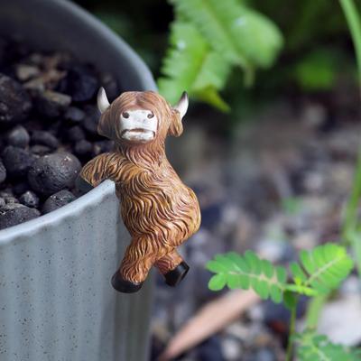 Highland Cow Statue Resin Small Cow Planter Pot Hanger Climbing Animal Flower Pot Hugger for Garden Patio Fence Lawn Yard Plant Pot Decor