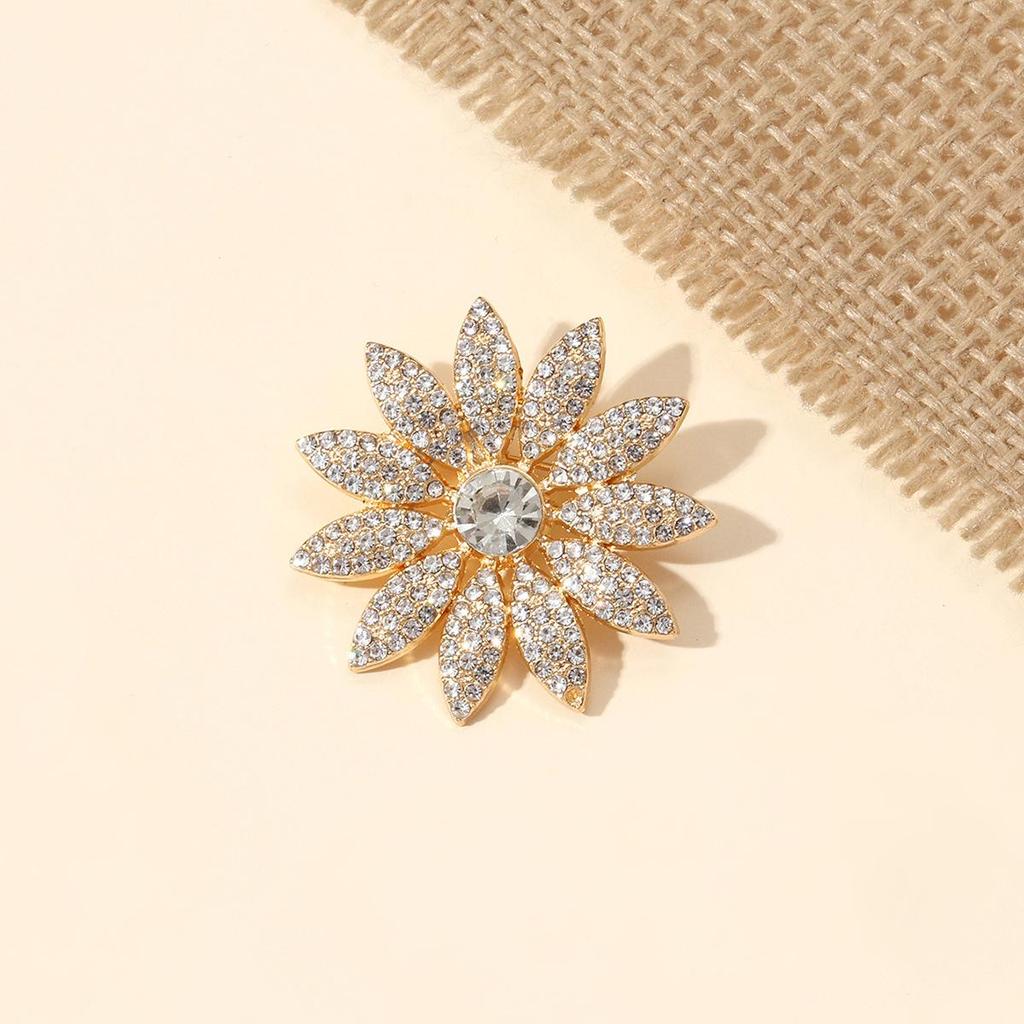 Elegant French Luxury Rhinestone Flower Brooch: High-End Fashion Pin for Suits