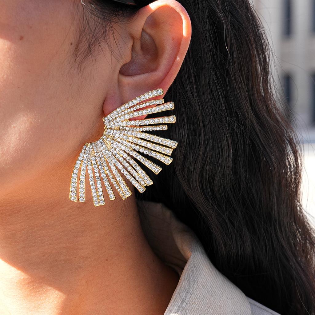 Boucles d'oreilles à clous argentées en forme d'éventail avec diamants et vent exagérés, boucles d'oreilles stud exquises de niche, boucles d'oreilles premium