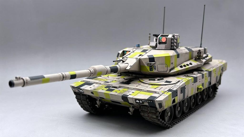 Amusing Hobby 1/35 KF51U Panther Next Generation Main Battle Tank Plastic Model AMH35A065 (Tank)