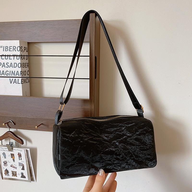 

Женская сумка 2024 года, весна, новая сумка-подушка, корейская версия, модная и красивая сумка, простая, индивидуальная сумка через плечо чёрный