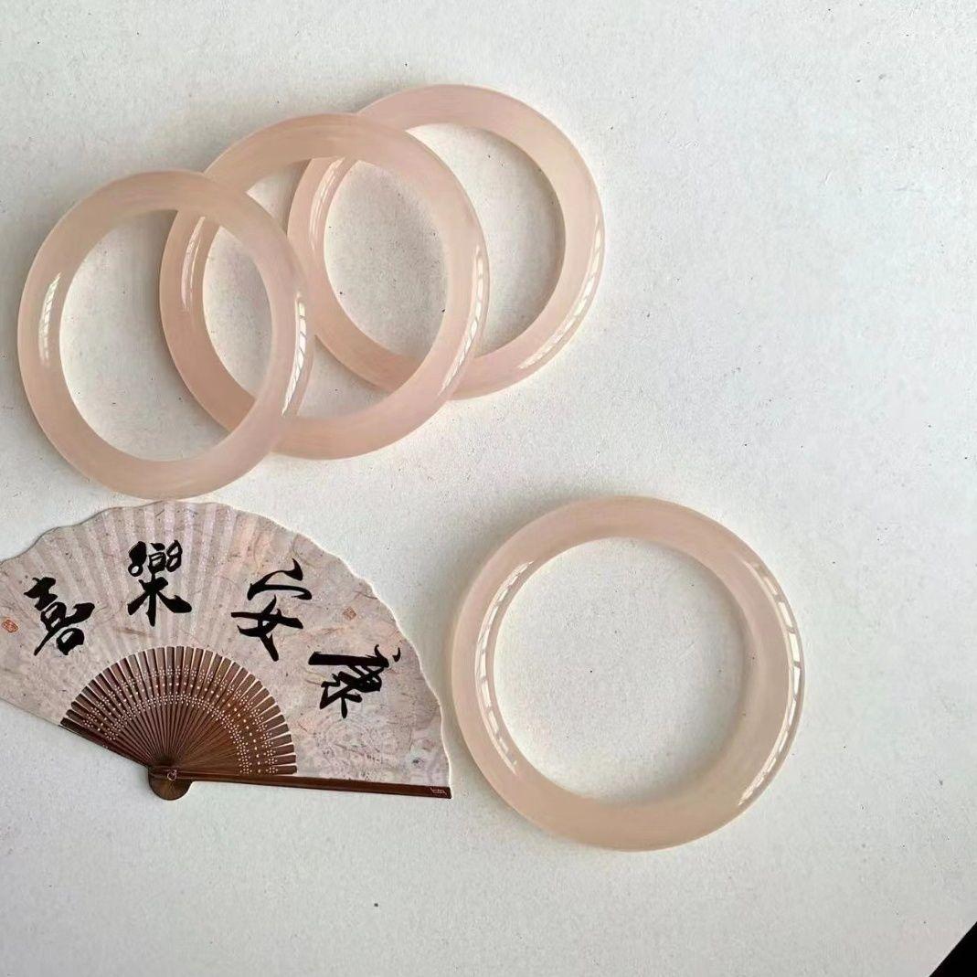 

Глубоко в корне лотоса Цветочный браслет с порошком корня лотоса Афганистан Нефрит Розовый показывает белый и нежный браслет для шепчущей девушки Доступный