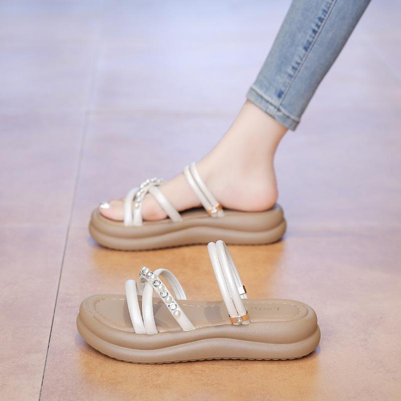 

Two women wearing cool slippers 2025 new summer Korean version fashion one-word pearl thick-soled soft-soled Roman slippers women 34 бежевый