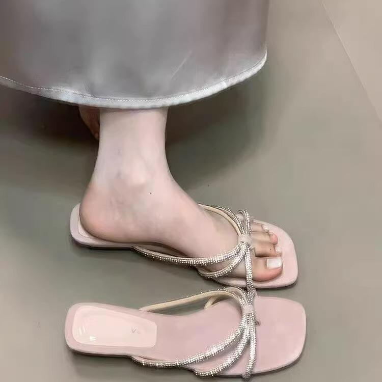 2025 new summer rhinestone soft bottom seaside beach flat bottom clip toe herringbone French small cool slippers women's wear