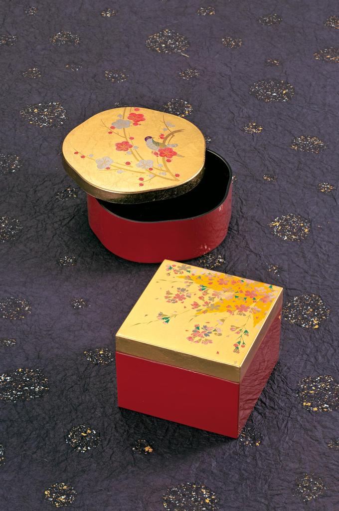 Nakatani Brothers Company "Yamanaka Lacquerware" Small Box with Gold Leaf and Sakura Design 37-2211