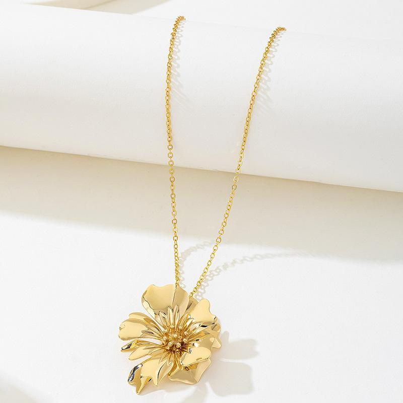 LATS New Fashion Metal Wrinkled Stereoscopic Flowers Pendant Necklace for Women Charm Temperament Clavicle Chain Party Jewelry