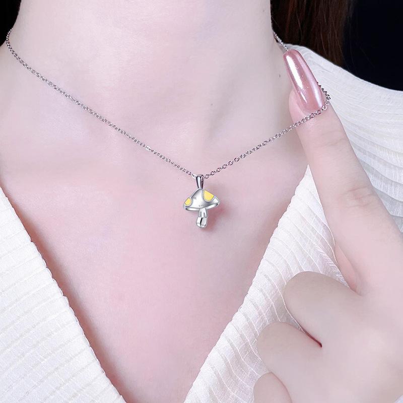 Collier Pendentif Petit Champignon Série Originale One Leaf Knows Autumn Femme Niche Ins Étudiant Commuter Acier Inoxydable Chaîne Clavicule