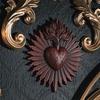 Elegant Gothic Sacred Hearts Wall Hanging Plaque Resin Cardiac Sculpture Ornament Perfect for Home Office Decors Gift