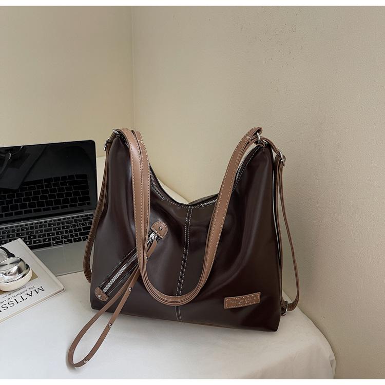 

Нишевый дизайнерский тоут женский 2025 новый кожаный рюкзак в стиле ретро с эффектом масляного воска модная большая вместительная сумка на плечо темно-коричневого