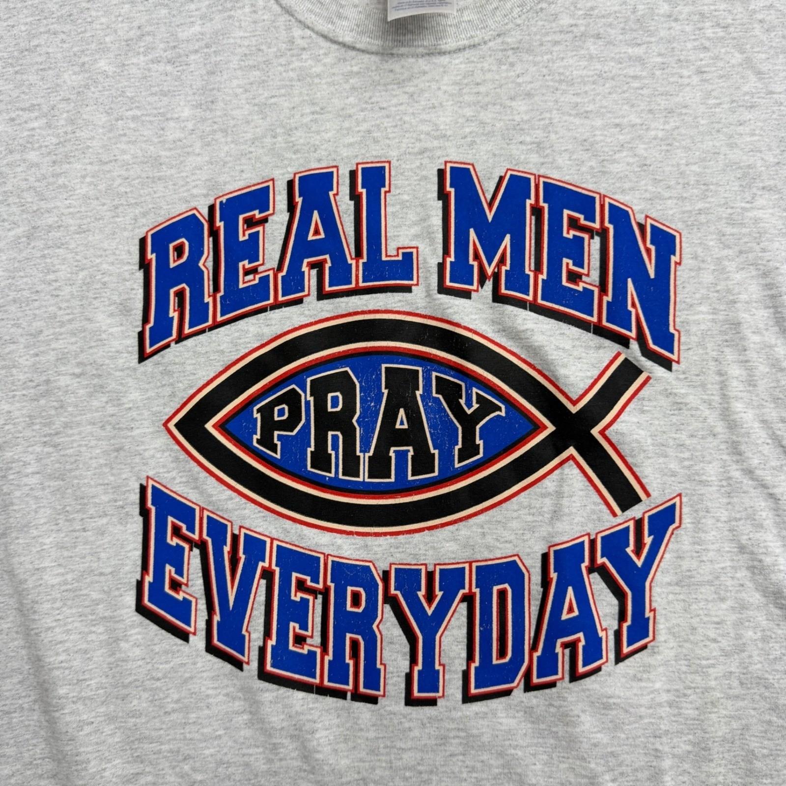 VTG Y2K Jesus T-shirt Jerzees Mens 2XL Grey Real Men Pray Christian Fish Graphic XL