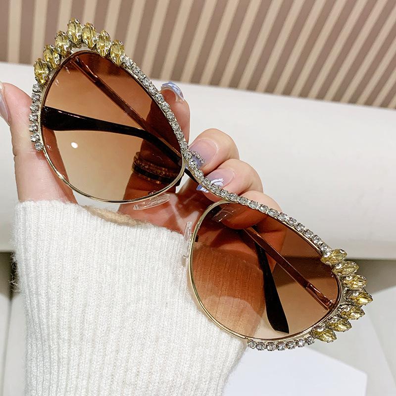 New fashionable diamond-encrusted metal sunglasses, modern women's versatile sunglasses, trendy cat's eye rhinestone glasses