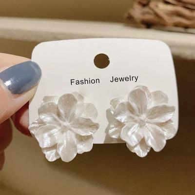 Brincos de Pino de Flor Branca para Mulheres Lado Acrílico Dobrado Encantador Doce Floral Brincos para Meninas Joias de Orelha Estilo Japonês