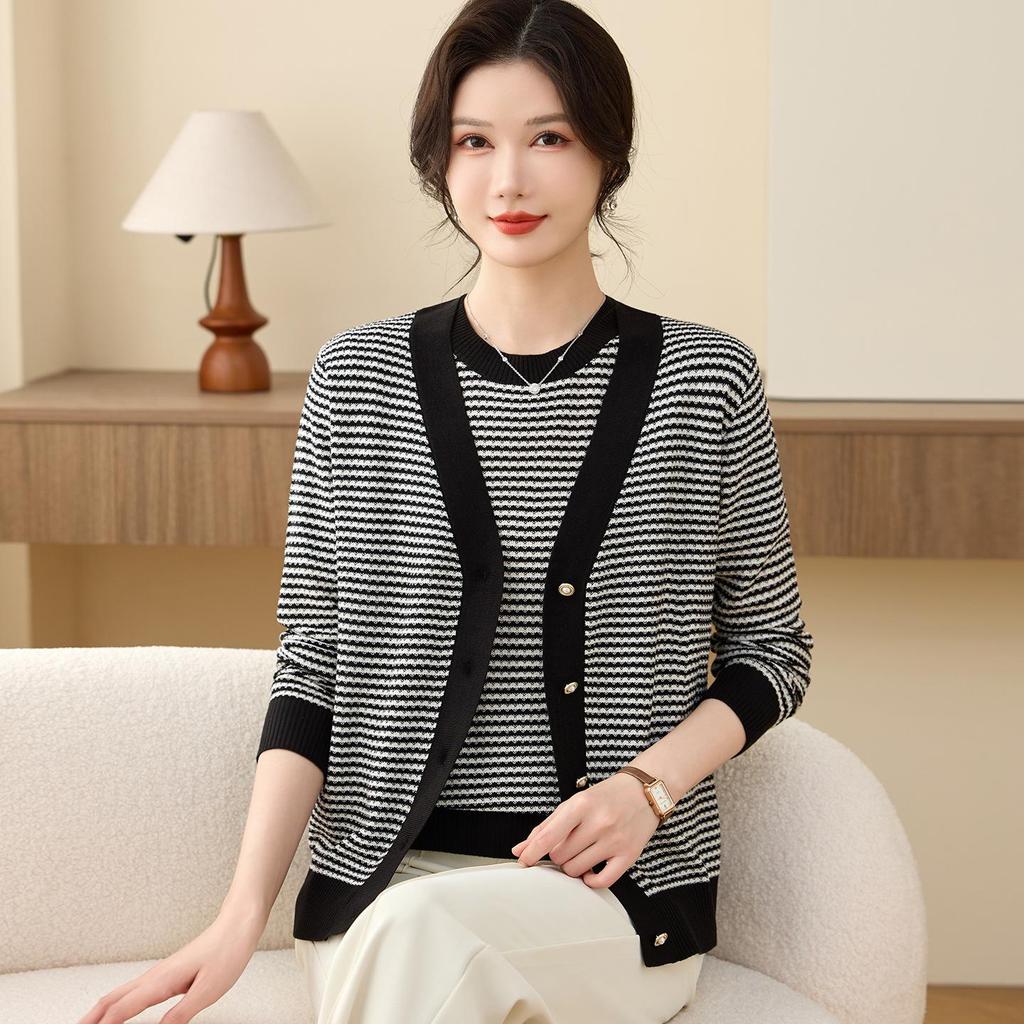 Noble Spring Striped Knit Two-Piece Set for Middle-Aged Women - Lightweight Summer T-Shirt and Pants