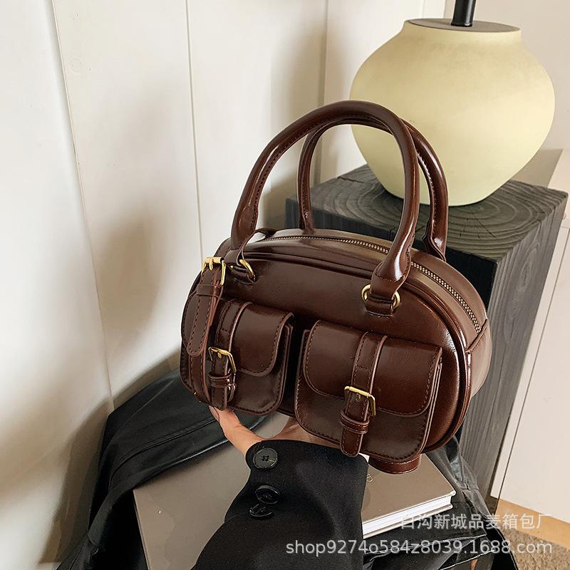 

Premium texture fashionable retro handbag women s 2025 new flow bowling bag foreign style messenger bag small square bag